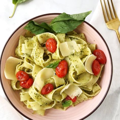 Pesto Pappardelle (Pasta with Pesto and Tomatoes) Vegetarian Pesto, Corkscrew Pasta, Pasta With Pesto, Blistered Tomatoes, Pasta Vegetarian, Pappardelle Pasta, Tomato Pesto, Yummy Pasta Recipes, Quick Weeknight Meals