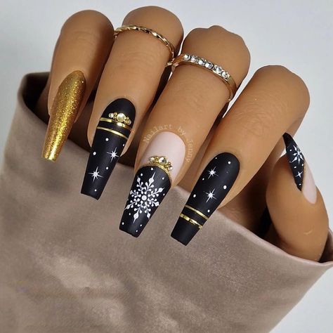 Black And Gold Christmas Nail Designs, Gold And Black Christmas Nails, Black Gold Christmas Nails, Black And Gold Winter Nails, Black And Gold Holiday Nails, New Years Christmas Nails, Black And Gold Christmas Nails, Winter Nails Gold, Gold Black Nails