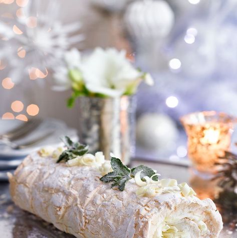 White Chocolate Meringue, Easy Yule Log Recipe, Chocolate Yule Log Recipe, Yule Log Cake Recipe, Desserts Easter, Chimney Cakes, Meringue Roulade, Yule Log Recipe, Roulade Recipe