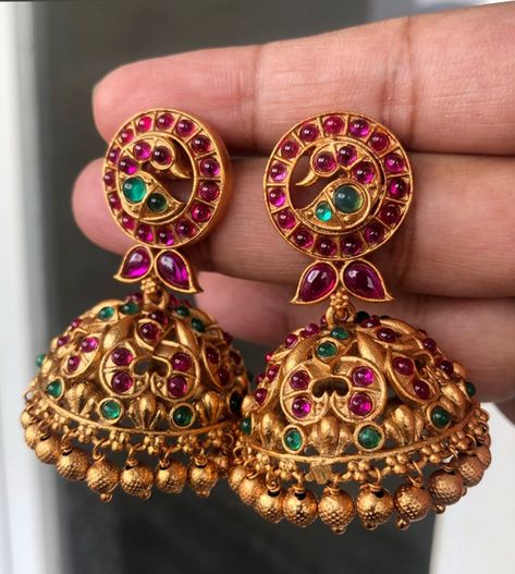 Antique Kemp Stones Jhumkas ~ South India Jewels Kemp Stone Jewellery, Jhumka Design, Antique Jhumka, Temple Jewellery Earrings, Jhumka Designs, Antique Gold Earrings, Indian Jewelry Earrings, Indian Bridal Jewelry Sets, Antique Jewellery Designs