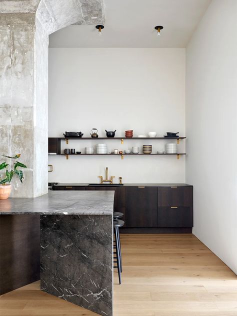 Kitchen Island With Pillars, Kitchen Column, Kitchen Marble Countertops, Style A Kitchen, Design Kitchen Island, No Upper Cabinets, Granny Annexe, Organization Ideas Pantry, Brooklyn Kitchen