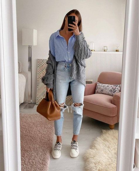 Blue Striped Shirt Outfit, Clean Outfit, Outfits With Striped Shirts, 2024 Wardrobe, Jeans Outfit Winter, Mom Jeans Outfit, Urban Outfitters Clothes, Blue Striped Shirt, Outfit Jeans