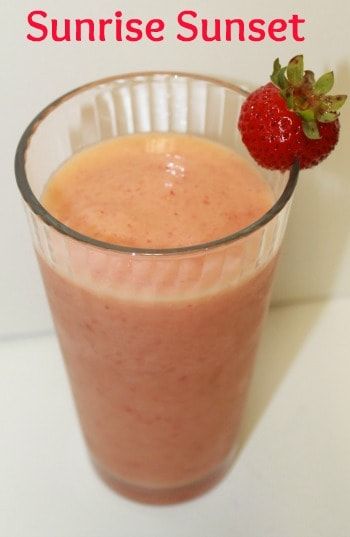 Banana Split Smoothie, Smoothie Kale, The Banana Splits, Tropical Smoothie Recipes, Tropical Smoothie Cafe, Tropical Smoothie, Strawberry Smoothie, Moscato, Fruit Smoothie Recipes