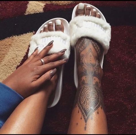 Cute Foot Tattoos, Dark Skin Tattoo, Woman With Tattoos, Anklet Tattoos, Foot Tattoos For Women, Black Girls With Tattoos, Leg Tattoos Women, Stylist Tattoos, Foot Tattoo