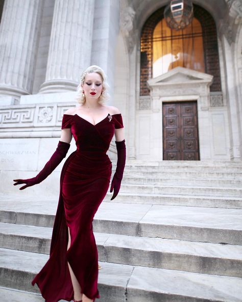 Rachel Ann Jensen on Instagram: “Draped in Bordeaux ♥️✨ @theprettydress Temptress Gown in burgundy velvet, on my blog today ♡  @ladyjanevintage brooch @cecipunch earrings…” The Pretty Dress Company, Dress With Gloves, Velvet Gown, Wardrobe Inspiration, Beautiful Evening, Pretty Dress, Mode Vintage, The Pretty, Fancy Dresses