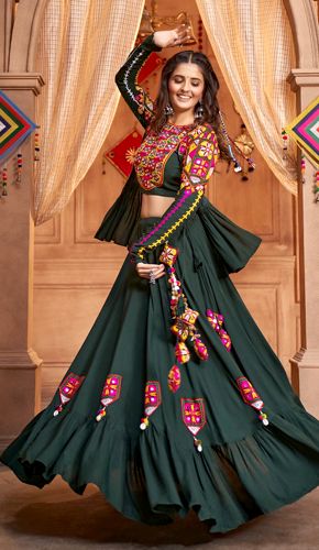 Explore Trending Navratri Dresses: Latest Traditional Attire Collection Chaniya Choli Designs, Green Lehenga Choli, Garba Dress, Mirror Work Lehenga, Navratri Dress, Cotton Lehenga, Saree Bollywood, Choli Blouse, Navratri Chaniya Choli