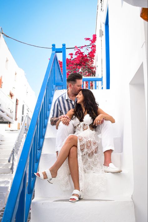 Greece Photo Ideas Couple, Greece Couple Pictures, Croatia Photoshoot, Mykonos Couple, Greece Poses, Greece Photoshoot, Santorini Photography, Couple Travel Photos, Santorini Photographer