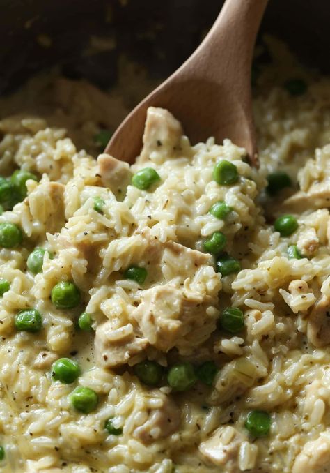 Chicken Rice And Peas, Creamy Chicken Dinner, Sweet Dinner Rolls, Chicken And Rice Recipe, Rice And Chicken, Cookies And Cups, Creamy Chicken And Rice, Creamy Rice, White Wine Sauce