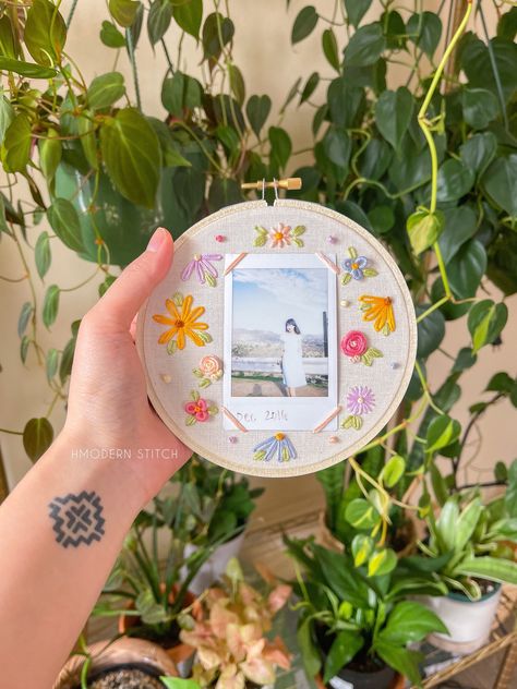 Embroidery Uses Ideas, Embroidery Hoop Wall Hanging, Polaroid Embroidery Hoop, Polaroid Hoop, Embroidery Picture Holder, Embroidery Hoop With Photo, Embroidery Frame Design, Picture Frame Embroidery, Embroidered Picture Frame