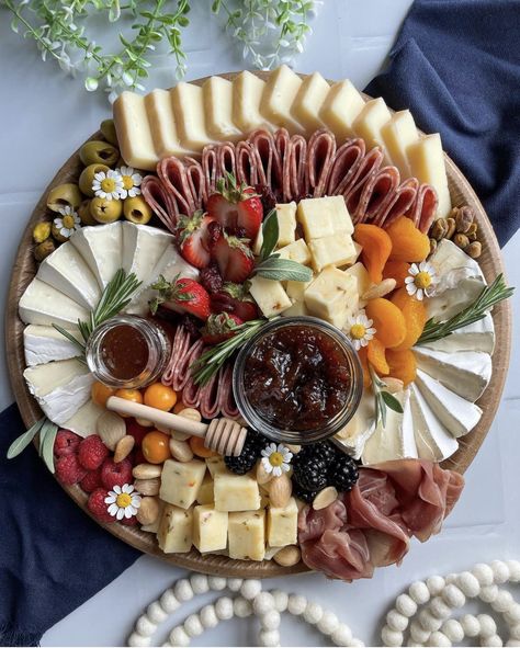 Fancy Cheese Board, Christmas Charcuterie Board Ideas, Christmas Charcuterie Board, Charcuterie Board Meats, Charcuterie Appetizers, Amazing Food Platters, Christmas Charcuterie, Charcuterie Board Ideas, Christmas Platter