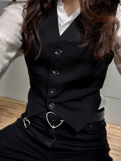 Formal Unisex Outfit, Transmasc Suits, Nb Prom Outfits, Fancy Lesbian Outfit, Old Money Suit Women, Non Binary Formal Outfit, Masc Wedding Outfits Bride, Goth Suits Women, Nonbinary Outfit Ideas