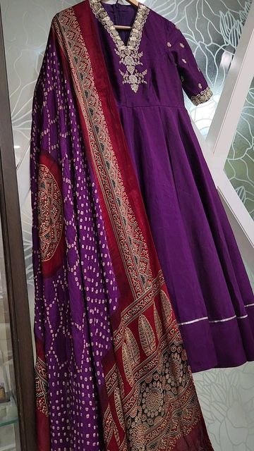 Bandhni Frock, Bandhini Dress Patterns, Bandhini Anarkali, Bandhej Dupatta Suits, Anarkali Purple Dupatta With Dori Work, Anarkali Dupatta With Bandhani Print, Purple Anarkali Dupatta With Motifs, Bandini Dupatta, Ajrak Duppata Dress