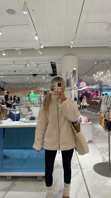 White Teddy Jacket Outfit, Teddy Jacket Outfit Winter, Teddy Bear Jacket Outfit, Teddy Jacket Outfit, Fleece Jacket Outfit, Winter Jacket Outfits, Outfit Sporty, Teddy Bear Jacket, Send Help