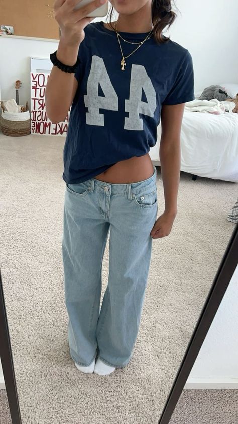 44 Shirt Easy 30 day return policy Tumblr Girls2014 Outfit, Cute Minimalistic Outfits, Cute Fits With Baggy Jeans, Outfits To Go To The Movies Casual, White Jeans Inspo Outfit, Teen Girl Aesthetic Outfits, It Girl Outfits For School, Outfit Ideas Low Rise Jeans, Clothes 2024 Trends