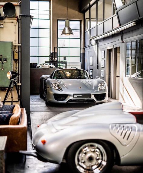 Porsche Garage, Porsche Girl, Porsche Museum, Porsche 918 Spyder, Porsche 550, Luxury Garage, New Luxury Cars, Modern Garage, Vintage Porsche