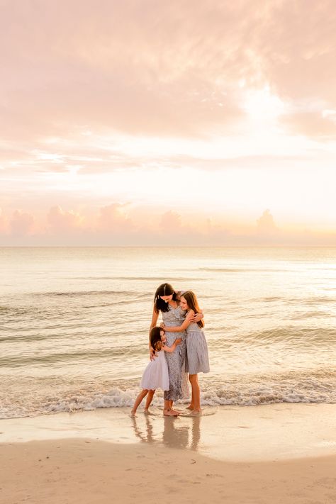 Single Mom Beach Photos, Family Sunset Beach Pictures, Mom And Kids Beach Pictures, Prewedding Photography Beach, Beach Photoshoot Family, Sunset Family Photos, Beach Pictures Kids, Beach Sunset Photography, Sunset Beach Pictures