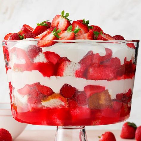 Angel Strawberry Dessert Strawberry Cheesecake Trifle Recipe, Strawberry Angel Food Cake, Christmas Trifle, Strawberry Trifle, Cheesecake Trifle, Impressive Desserts, Strawberry Delight, Strawberry Dessert Recipes, Strawberry Dessert