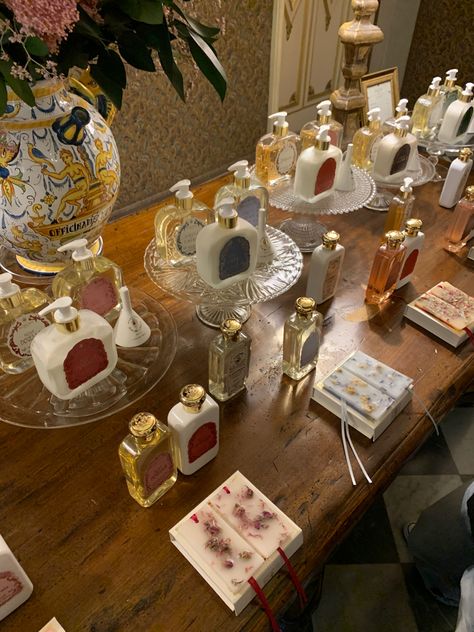 Santa Maria Novella Pharmacy, Small Business Plan Ideas, Italy Firenze, Apothecary Design, Perfume Display, Santa Maria Novella, Baby Education, Royal Aesthetic, Travel Italy