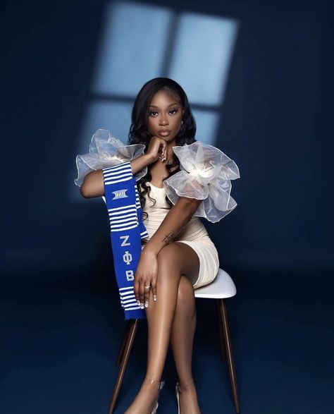 Zeta Phi Beta Aesthetic, Greek Graduation Pictures, Zeta Graduation Pictures, Zeta Phi Beta Graduation Pictures, Zeta Phi Beta Photoshoot, Graduate Photoshoot, College Grad Pictures, 2025 Graduation, Sorority Art