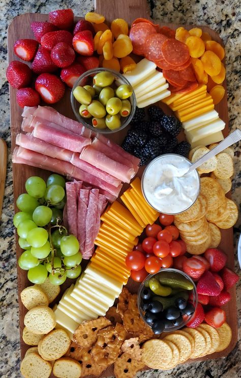 18th Birthday Charcuterie Board, Birthday Party Snack Board, Birthday Snack Board Ideas, Smirly Charcuterie Board Ideas, Chicken Charcuterie Board, Cupcake Charcuterie Board Ideas, Charcuterie For Kids, Teenager Charcuterie Board, Board Food Ideas