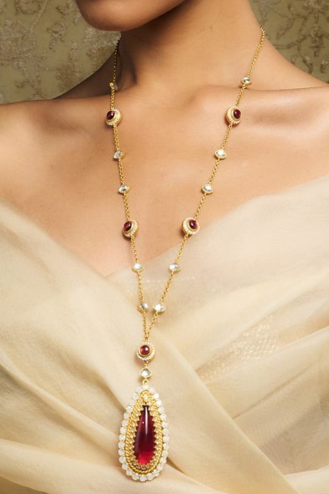 Shop these sparkling collection of Red Rose Cut Zircon Cabochon Studded Long Necklace by Tarun Tahiliani online at Aza Fashions. Gold Necklace Design, Diamond Gold Necklace, Fashion Jewelry Necklaces Gold, Neck Pieces Jewelry, Bridal Jewelry Vintage, Fancy Jewelry Necklace, Antique Jewellery Designs, Gold Chain Design, Pearl Necklace Designs