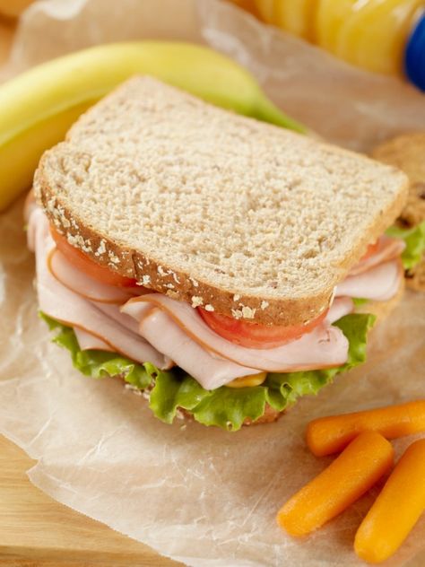 This is a guide about keeping sandwiches from getting soggy. One major problem with preparing sandwiches ahead of time is that they may become soggy. Cheesy Eggs, Cold Sandwiches, Egg Salad Sandwiches, Sandwich Ingredients, Summer Appetizer, How To Make Sandwich, Lake Food, Turkey Sandwiches, Snacks Für Party