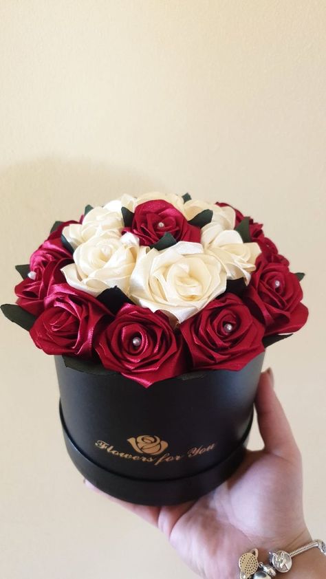 Valentines Day Arrangements, Natural Flower Centerpieces, Valentines Day Floral Arrangements, Front Porch Fence, Fence Makeover, Porch Fence, Satin Flowers Diy, Ribbon Rose Bouquets, Ribbon Flowers Bouquet