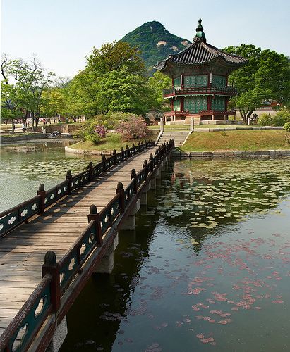 Asian Culture Photography, Korean Historical Places, Gyeongbokgung Palace Aesthetic, Korean Palace Aesthetic, Korean Landscape, Korean Architecture, Monument Architecture, Gyeongbokgung Palace, Asian Garden