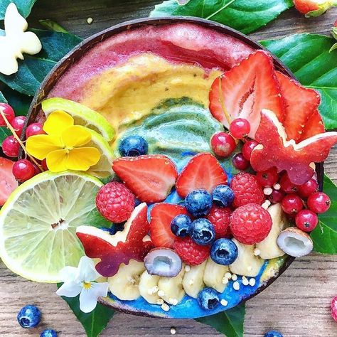 Healthy Smoothie Recipes on Instagram: “Rainbow Smoothie Bowl by @joahtopping 🍓🍉🍌🍋 Recipe: First pink layer💗: 1/2 very ripe (black dots) and frozen bananas  20 chopped and frozen…” Açaí Smoothie, Rainbow Smoothie, Smoothie Nutrition, Bowls Recipes, Healthy Bowls Recipes, Acai Smoothie Bowl, Colorful Desserts, Acai Smoothie, Frozen Bananas