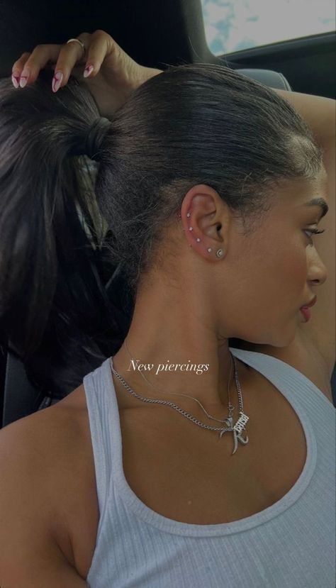 Types Of Ear Piercings, Cool Ear Piercings, Pretty Ear Piercings, Cute Ear Piercings, Cute Piercings, Gold Girl, Body Jewelry Piercing, Friend Outfits, Ear Piercing