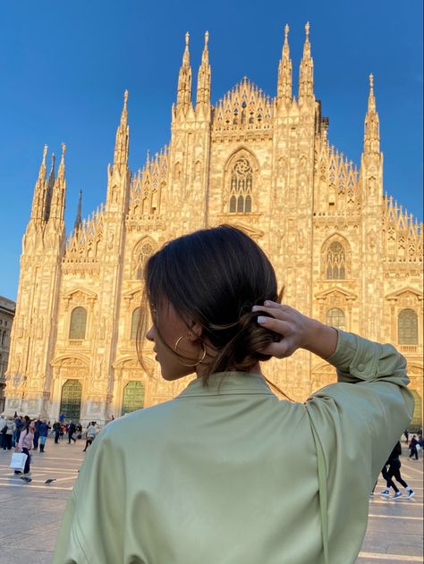 Milan photos girl in duomo of milano photo idea Duomo Photo Ideas, Milan Duomo Pictures, Photo Ideas In Milan, Photos In Milan, Milano Picture Ideas, Milano Photography Ideas, Duomo Di Milano Photo Ideas, Milano Outfit Spring, Milano Outfit Summer