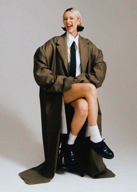 Black Loafers White Socks, Loafers White Socks, Pose Mannequin, Bleached Brows, Model Tips, Oversized Trench, Mode Editorials, Oversized Trench Coat, Model Inspo