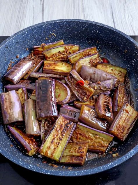 Filipino Eggplant Recipe, Talong Recipe, Filipino Vegetable Dishes, Fried Eggplant Recipes, Salad Beans, Aubergine Recipes, Kawaling Pinoy, Pinoy Dishes, Veggies Salad