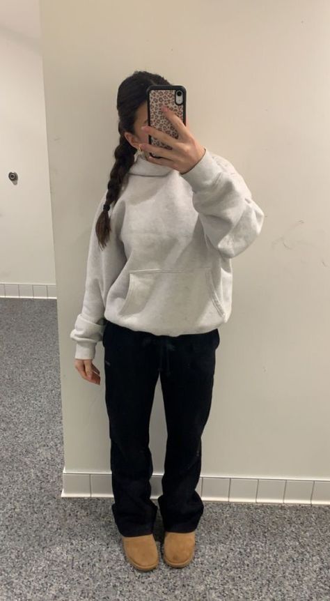 Old Navy Employee Outfit, Grey Crew Neck Outfit, Bummy Outfits For School, Winter Fall Outfits, Clothes Amazon, Mode Zara, Smink Inspiration, Womens Hoodies, Cold Outfits