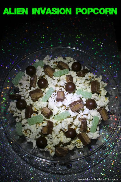 Alien Invasion Popcorn - a sweet treat for your next movie night. Stargazing Snacks, Alien Desserts, Alien Themed Food, Alien Recipes, Alien Party Food, Alien Treats, Alien Snacks, Space Treats, Astronomy Party