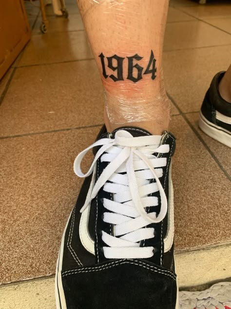 Traditional Birth Year Tattoo, 1964 Tattoo, 1994 Tattoo, Shrek Funny, Tattoo Pierna, Feminine Tattoos, Old School Tattoo, Compass Tattoo, Sneaker Collection