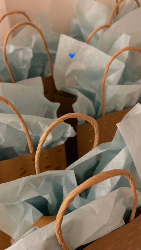 Hosting a movie night for friends. Goodie bags with blue paper and skincare products comfy socks gifts wrpping Aesthetic Goodie Bag Ideas, Goodie Bags Aesthetic, Goodie Bag Aesthetic, Aesthetic Goody Bags, 18th Birthday Goodie Bags, Gift Bags Aesthetic, Aesthetic Goodie Bags, Goodie Bags For Teens, Blue Goodie Bags