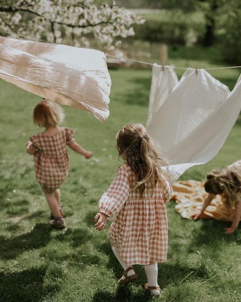 Sisters Photoshoot Poses, Farm Lifestyle, Country Kids, San Francesco, Summer Family, Mini Session, Mini Sessions, Family Photoshoot, Photography Inspo