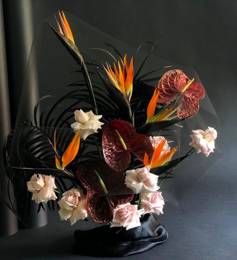 Black Flower Arrangements, Tropical Flowers Bouquet, Man Bouquet, Moody Design, Black Bouquet, Floral Art Arrangements, Halloween Ball, Corporate Flowers, Handmade Gifts Diy