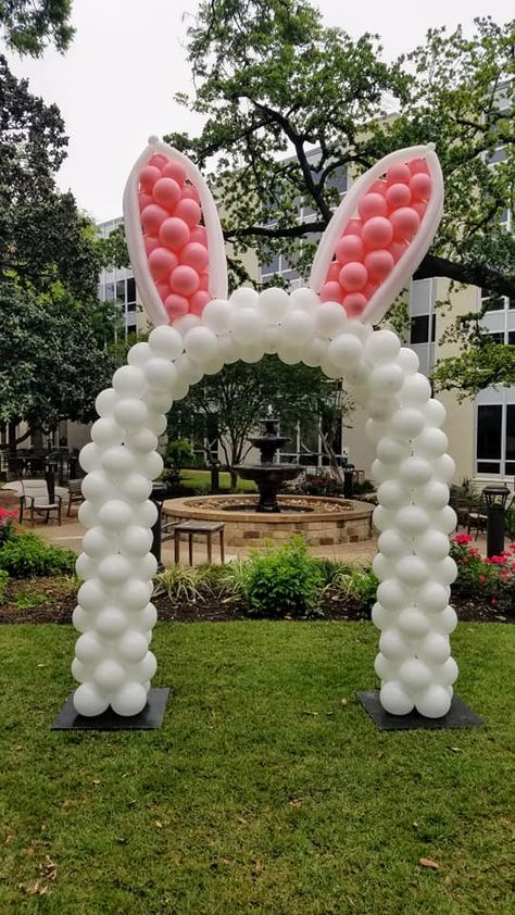 Easter Party Decorations Outdoor, Bunny Balloon Garland, Diy Bunny Balloon, Easter Balloon Decorations, Bunny Balloon Arch, Easter Balloons Ideas, Easter Balloon Backdrop, Easter Balloon Ideas, Easter Balloon Arch