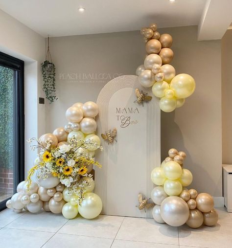 Yellow Balloon Backdrop, Balloon And Flower Backdrop, Bee Baby Shower Balloons, Bee Balloon Garland, Gender Reveal Baby Shower Themes, Baby Gender Reveal Party Decorations, Gender Reveal Party Theme, Cowgirl Baby, Baby Birthday Themes