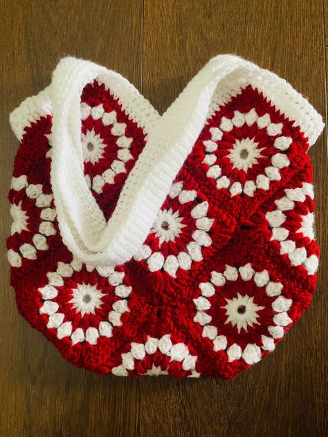 Crocheted tote bag with red and white stripes. Perfect for carrying your beach essentials or everyday White Crochet Bag, Red And White Crochet, Mochila Crochet, Trendy Bags, Confection Au Crochet, Bag Pattern Free, Crochet Inspo, Handbag Pattern, Crochet Bags Purses