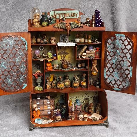 Miniature apothecary by @saleshobbilicious Apothecary Inspiration, Miniature Apothecary, Mini Apothecary, Halloween Minis, Curiosity Box, Halloween Shadow, Halloween Shadow Box, Room Box Miniatures, Dollhouse Halloween