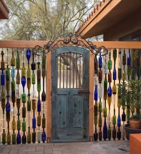 Privacy Fence Decor, Fence Decor Ideas, Backyard Privacy Fence, Garden Gate Design, Wine Bottle Wall, Diy Garden Fence, Pool Backyard, Backyard Oasis Ideas, Backyard Privacy