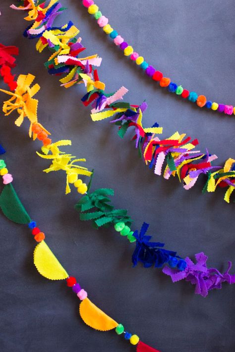 DIY Rainbow Felt Garlands Eco Christmas Decorations, Diy Felt Garland, Felt Garlands, Christmas Card Display, Mexican Christmas, Monthly Crafts, Rainbows Christmas, Diy Rainbow, Office Christmas Decorations