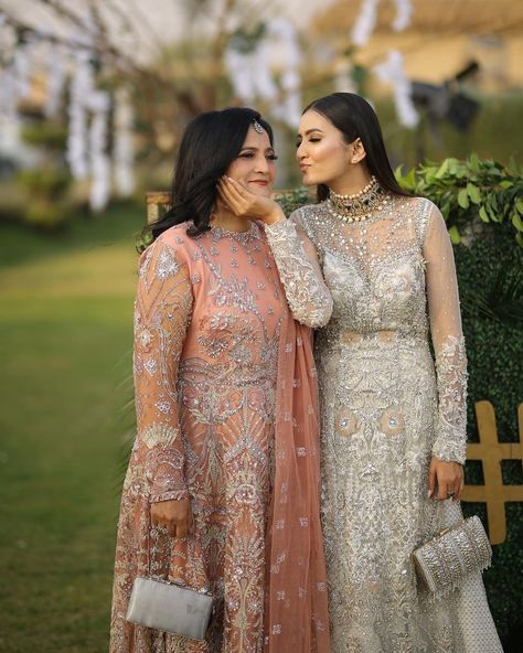 Faisal Sisters, Iqra Kanwal, Sparkle Bridesmaid Dress, Gharara Pants, Sisters Photoshoot Poses, Mehendi Outfits, Bridal Dresses Pakistan, Crochet Cable, Modest Dresses Casual