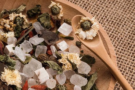 Chinese Dry Herbal Tea in Wooden Dish Chinese Herbal Medicine Remedies, Herbs And Their Benefits, Chinese Yam, Traditional Chinese Medicine Herbs, Herb Guide, Tea Blends Recipes, Medicine Herbs, Chinese Herbal Medicine, Wooden Dishes