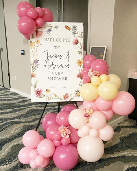 Welcome Sign With Balloons And Flowers, Welcome Sign Baby Shower Girl, Baby Shower Sign Ideas, Baby In Bloom Welcome Sign, Baloon Garland, Bloom Baby, Baby Coming, Balloon Flowers, Baby Shower Welcome Sign