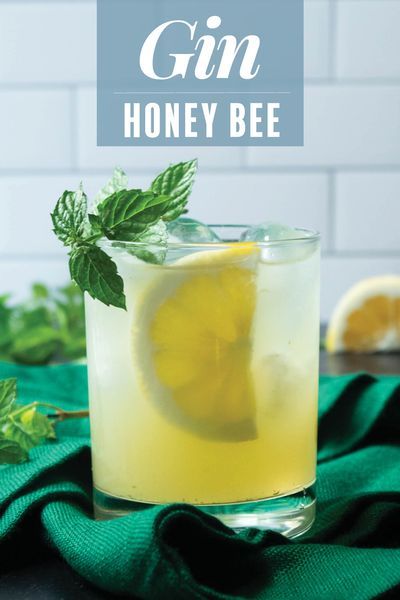 Honey Bee Cocktail, Lemon Cocktail Recipes, Honey Tart, Bee Cocktail, Honey Cocktail, Mint Drink, Honey Drink, Mint Cocktails, Infused Gin