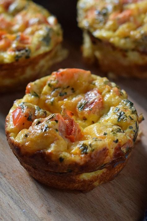 Breakfast Keish, Breakfast Muffin Cups, Muffin Cups Recipes, Bacon Egg Muffins, Egg Muffin Cups, Bacon Muffins, Eggs In Muffin Tin, Make Bacon, Bacon Eggs Breakfast